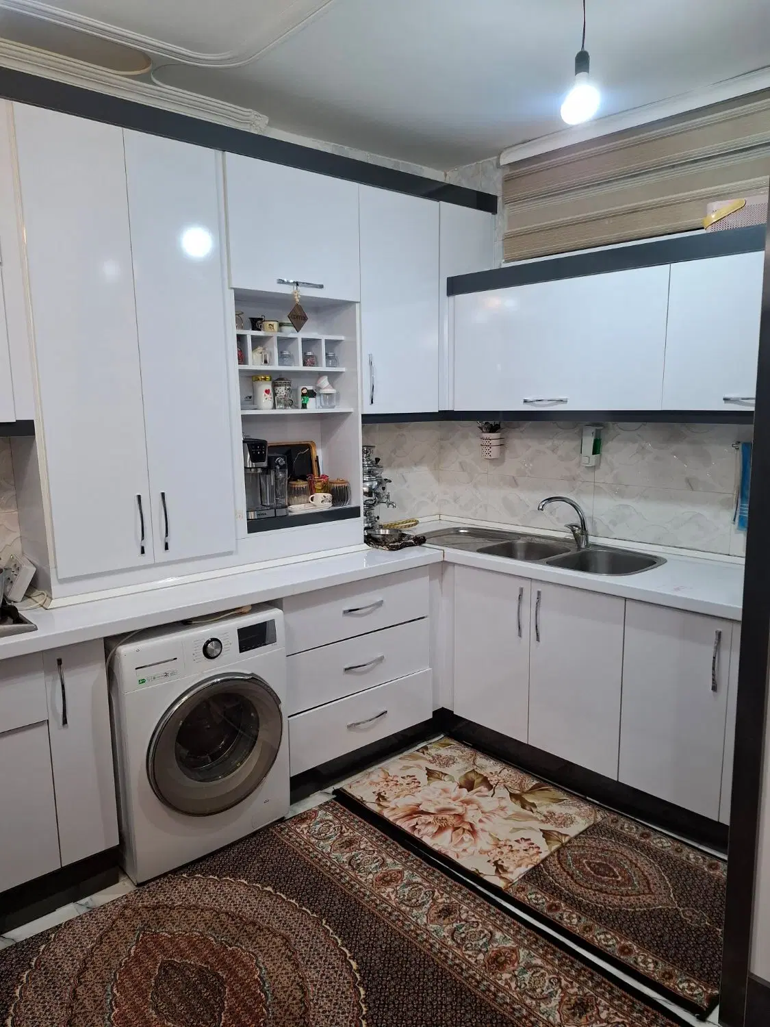 حیاط شمس تبریزی