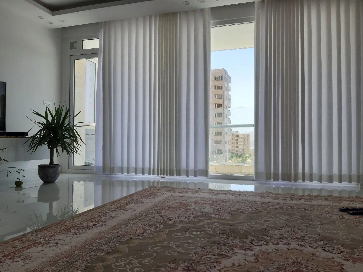 یک واحد از ۳واحد درب ساختمان