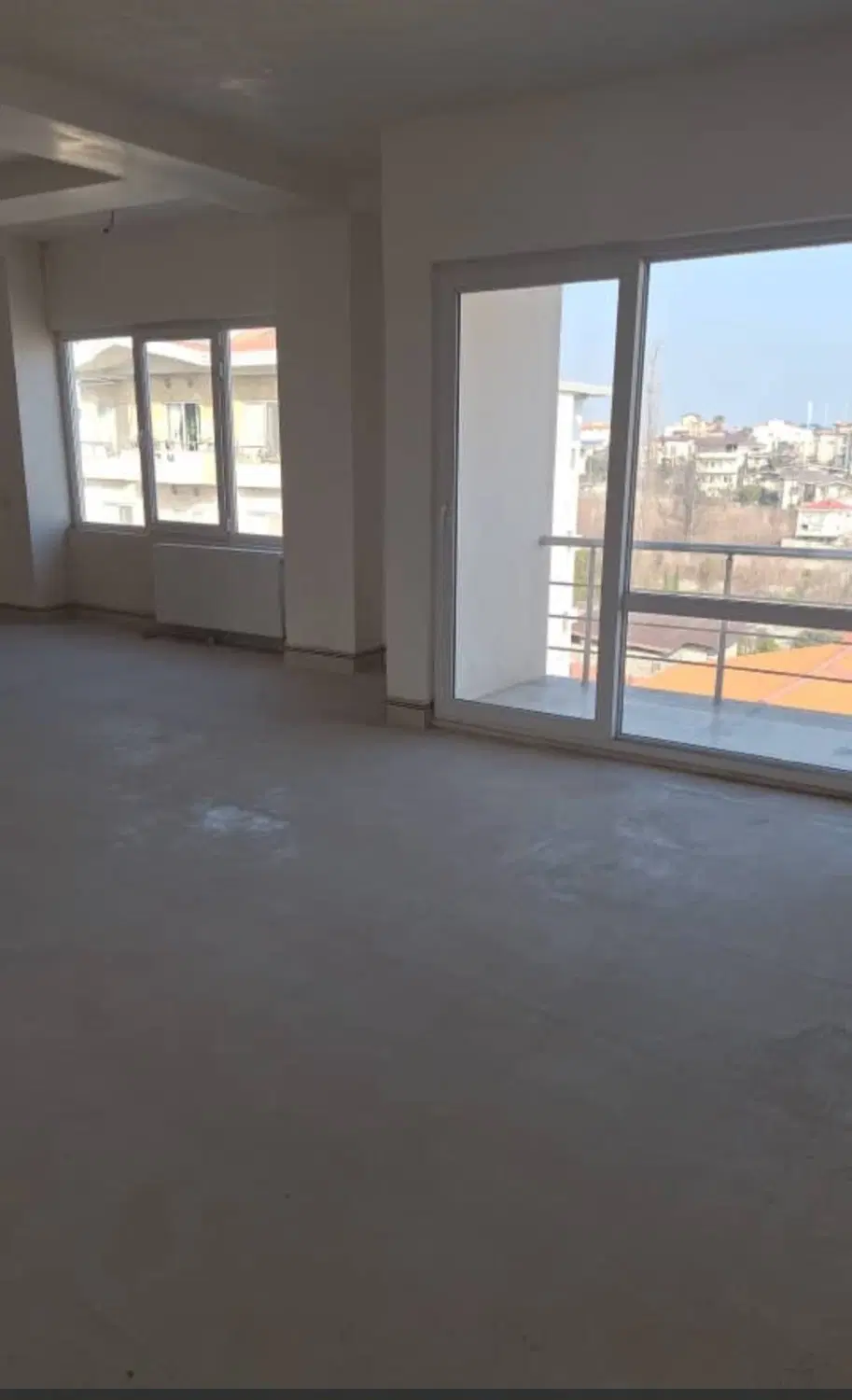 ۱۹۵ متر شرقی ۴