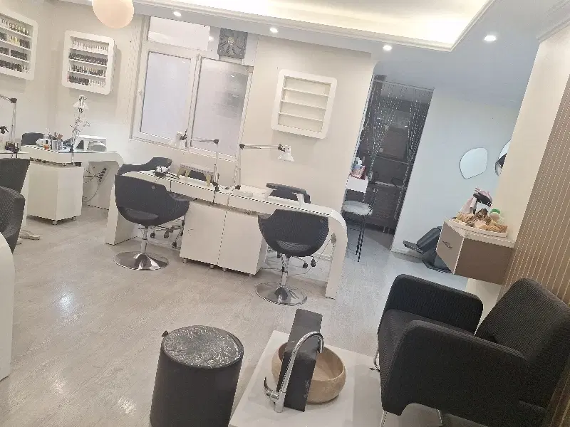 اجاره میزناخن وتخت مژه درسالن زیبایی