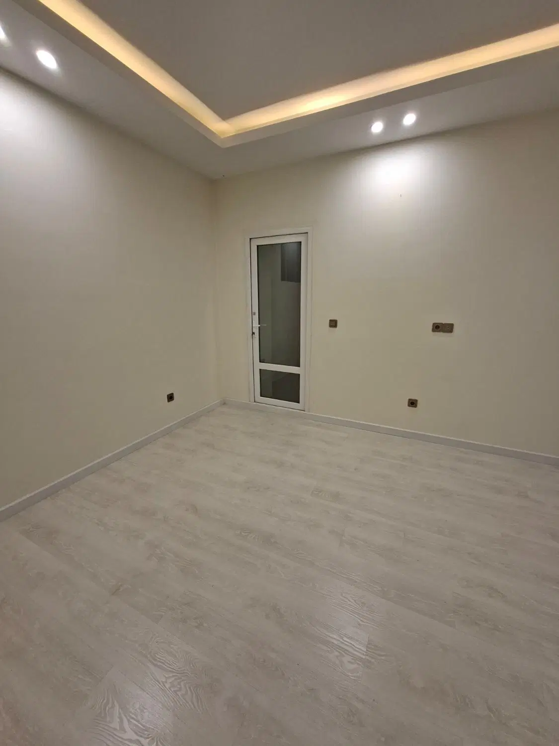 ۲۰ متر مغازه و ۱۰۰ انبار