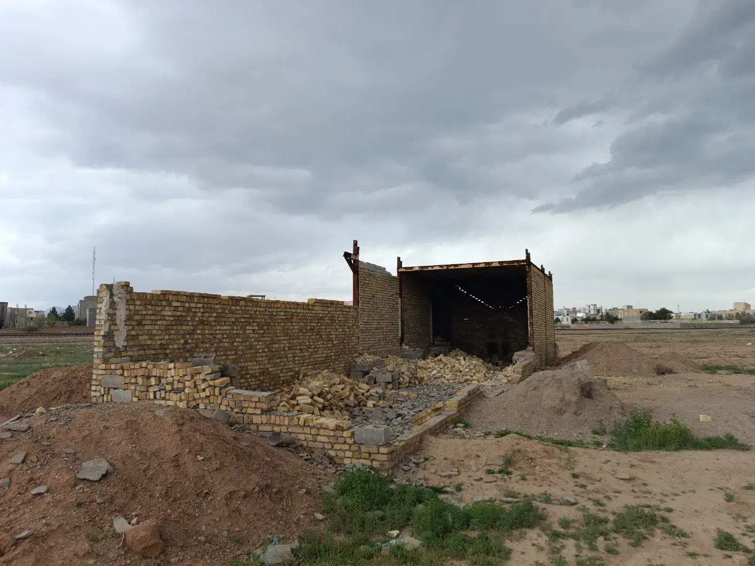 زمین چهار دیواری