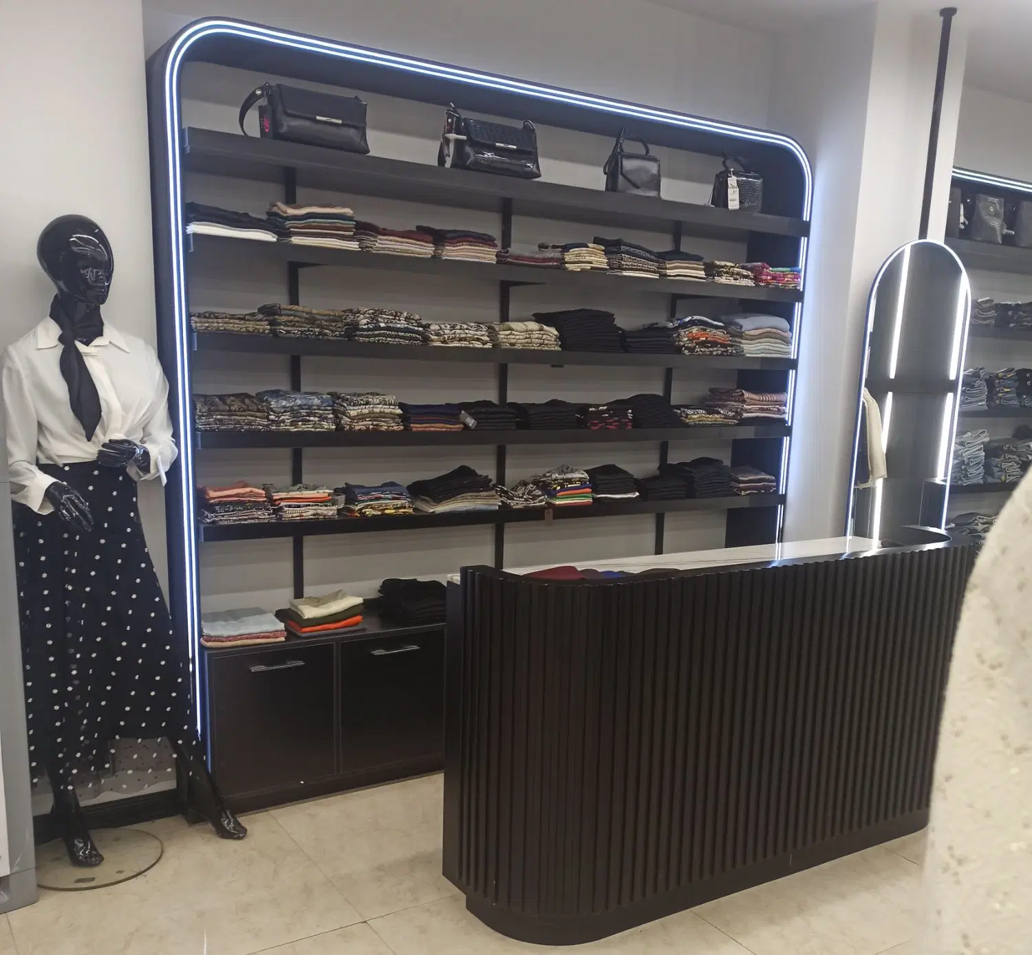 غرفه شال و روسری ،لوازم آرایشی ،عطر فروشی