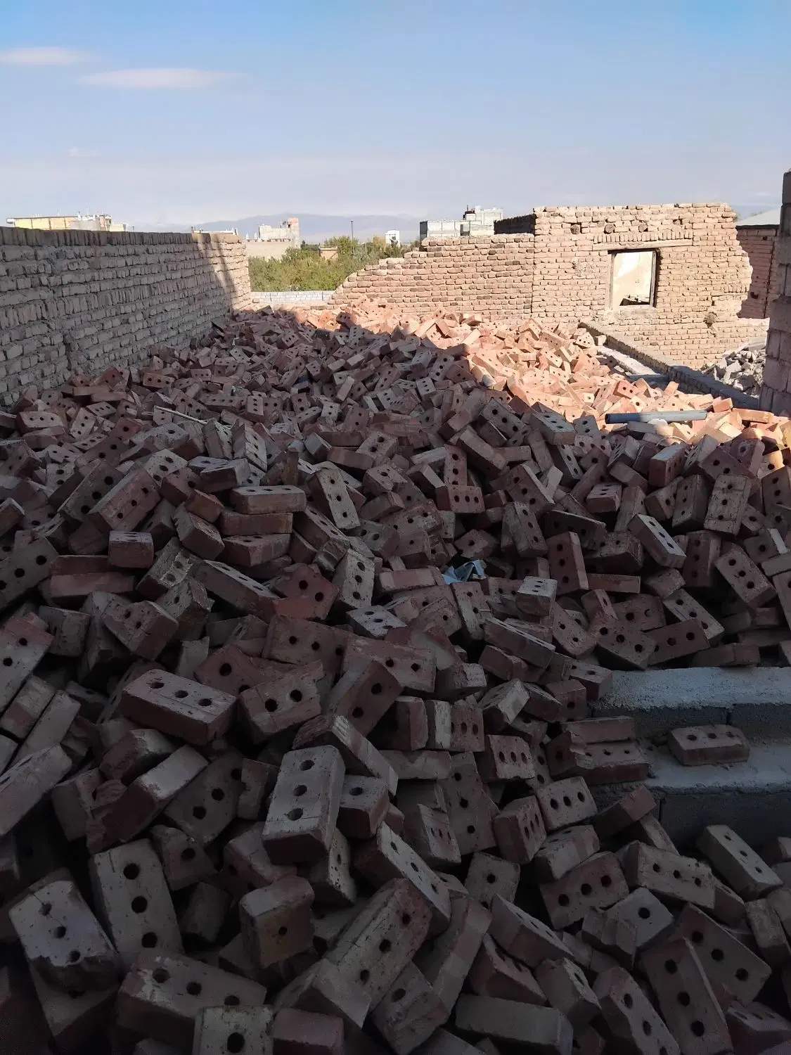 حیاط مسکونی نیمه کاره