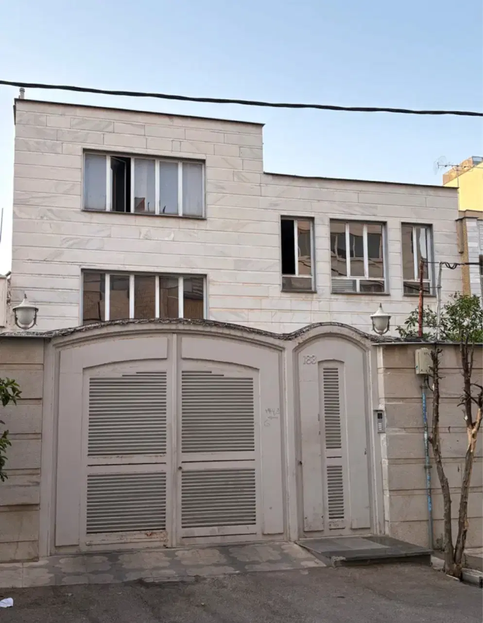 ویلایی همکف حیاط دار ۴ خواب _ همت جنوبی