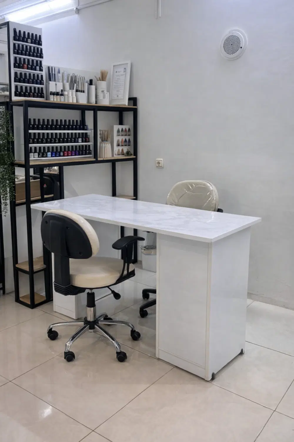 اجاره اتاق و میز ناخن