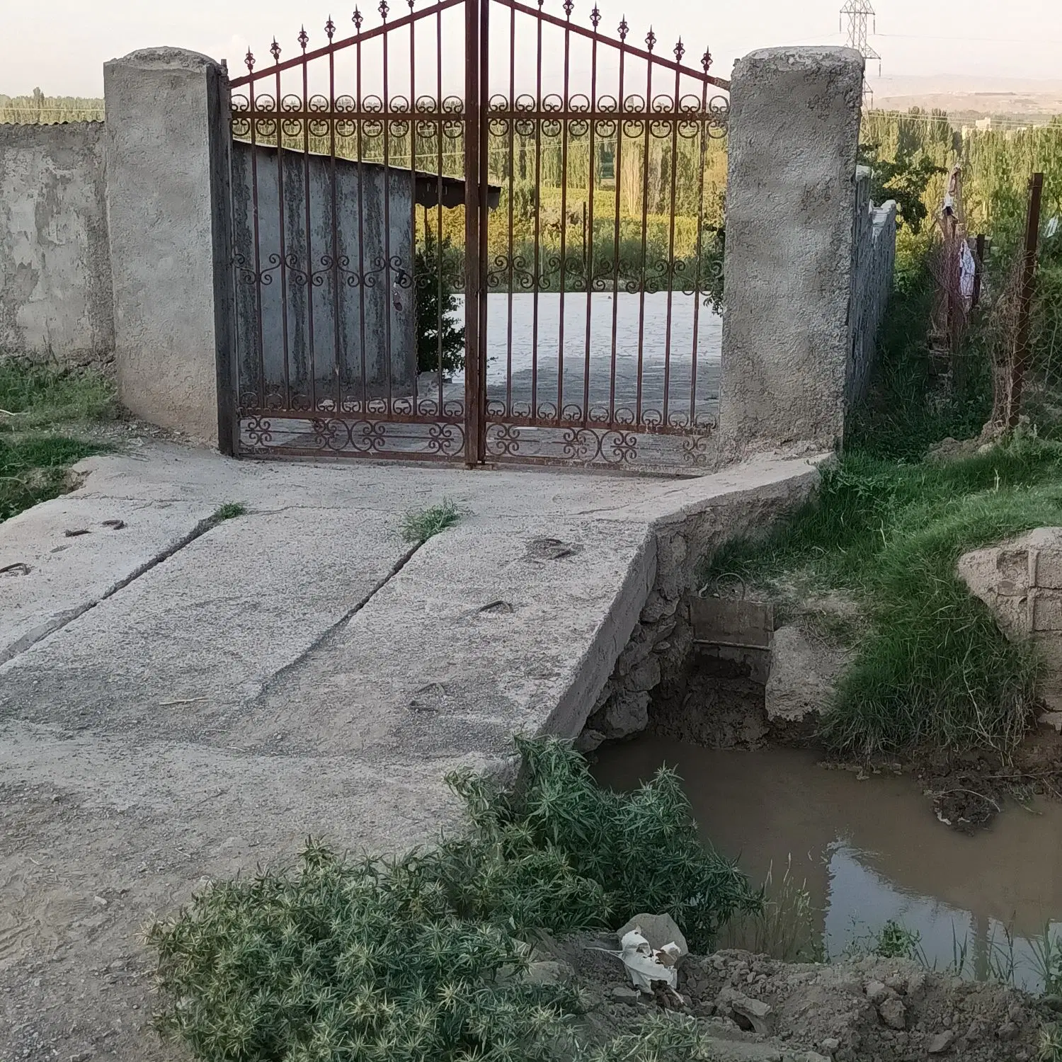 ویلاچهاردیواری به متراژ۷۰۰متر جاده قطور چاوشقلی