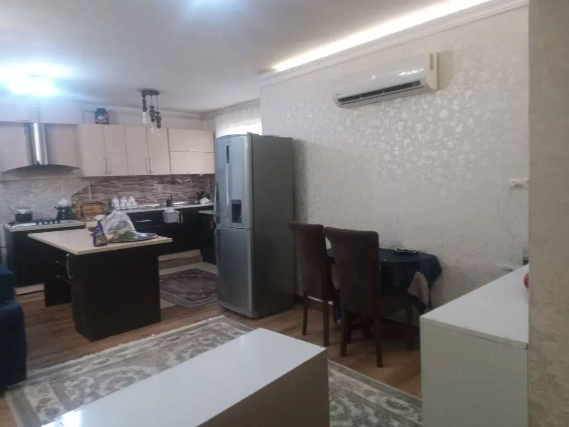 یک واحد بالای مغازه  سه خوابه برای اجاره