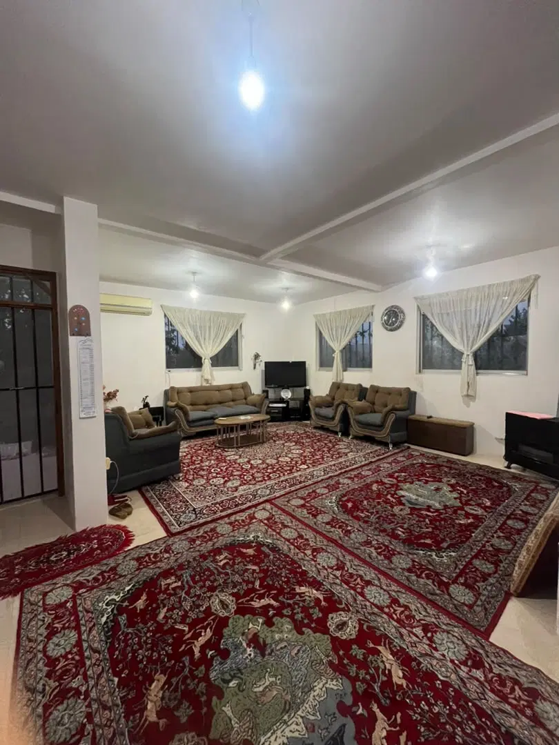 خونه. باغی.