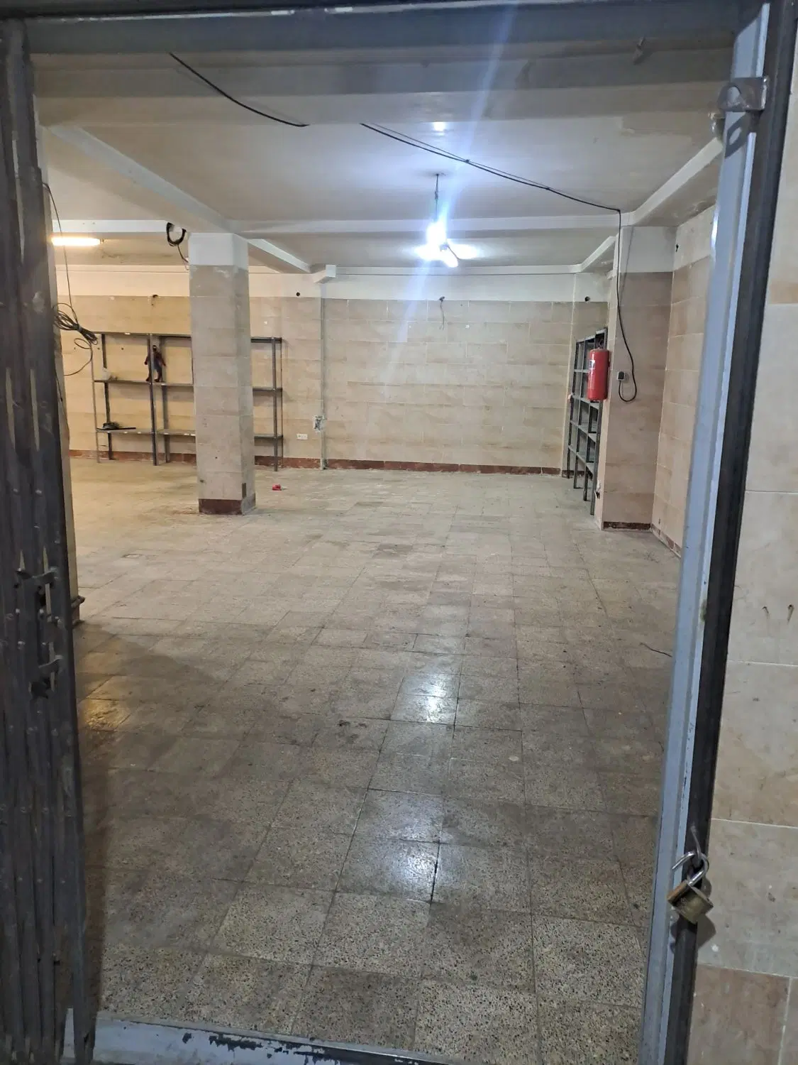 ۴۰۰ متر زیر همکف در ۲ سالن مجزا جهت اجاره کهنز