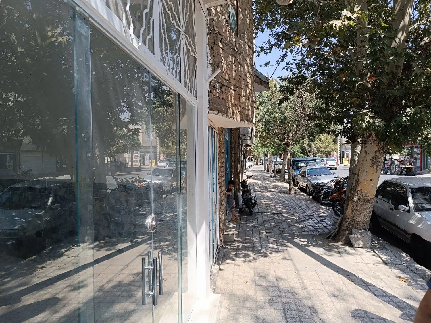 مغازه تجاری اجاره ای حاشیه خیابان 22بهمن