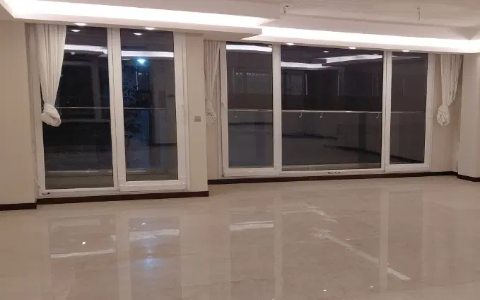 همکف رهن ۱۷۵ متری ۳ خواب باغ دریاچه