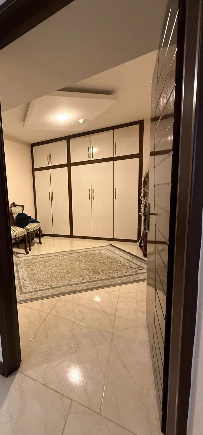 آپارتمان خیابان بزرگمهر نرسیده به چهاراه هشت بهشت