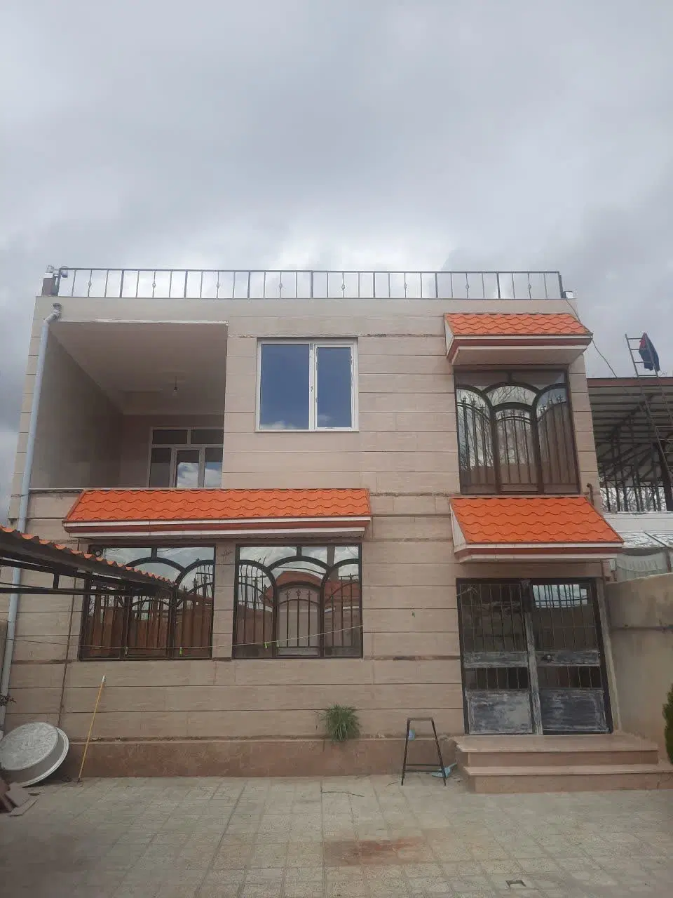 ویلایی ۱۱۰ متر دوخوابه پارکینگ دار