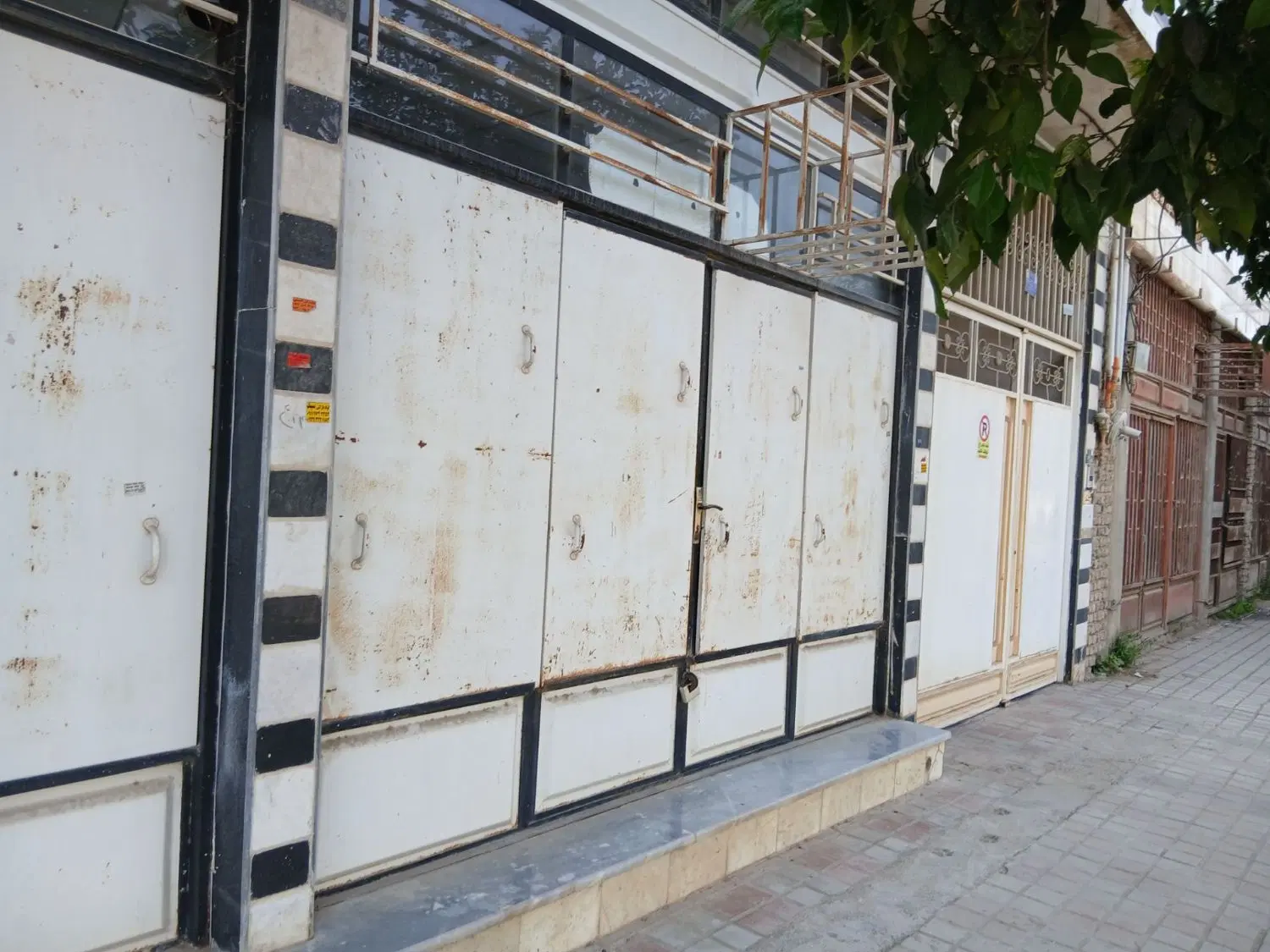 فروش مغازه تجاری بر خیابان ۲۰ متری بهشتی
