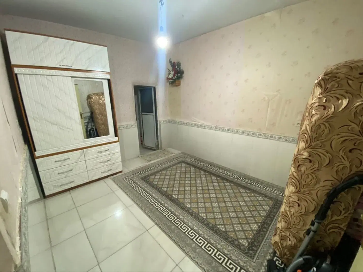 یک واحد مسکونی طبقه همکف