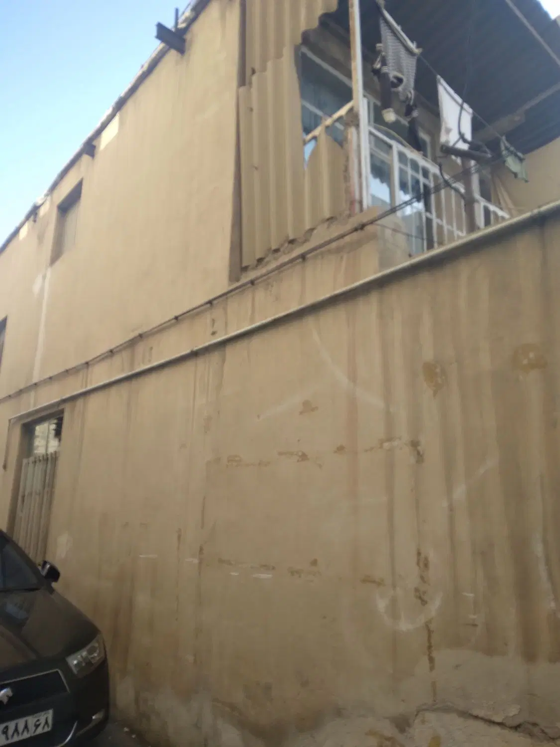 خانه دارای ۲ دوطبقه حیاط دار