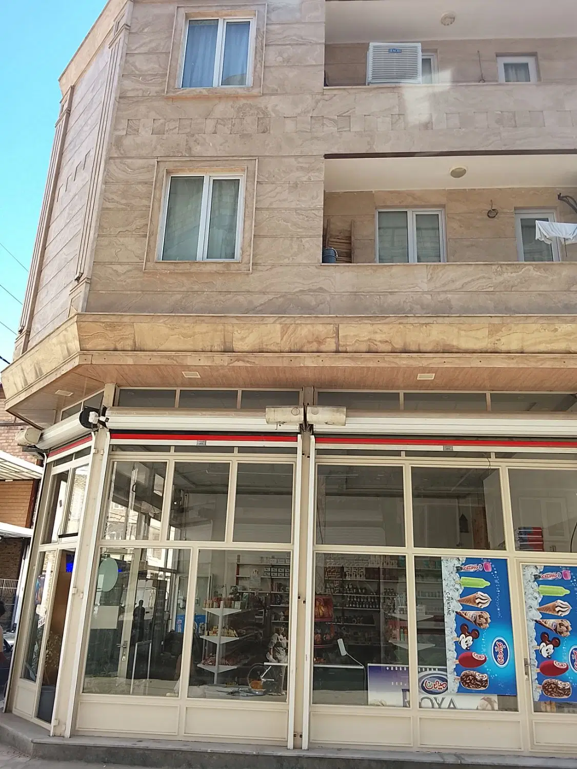 یک منزل مسکونی و تجاری درخ فتحی دو نبش کوچه 13