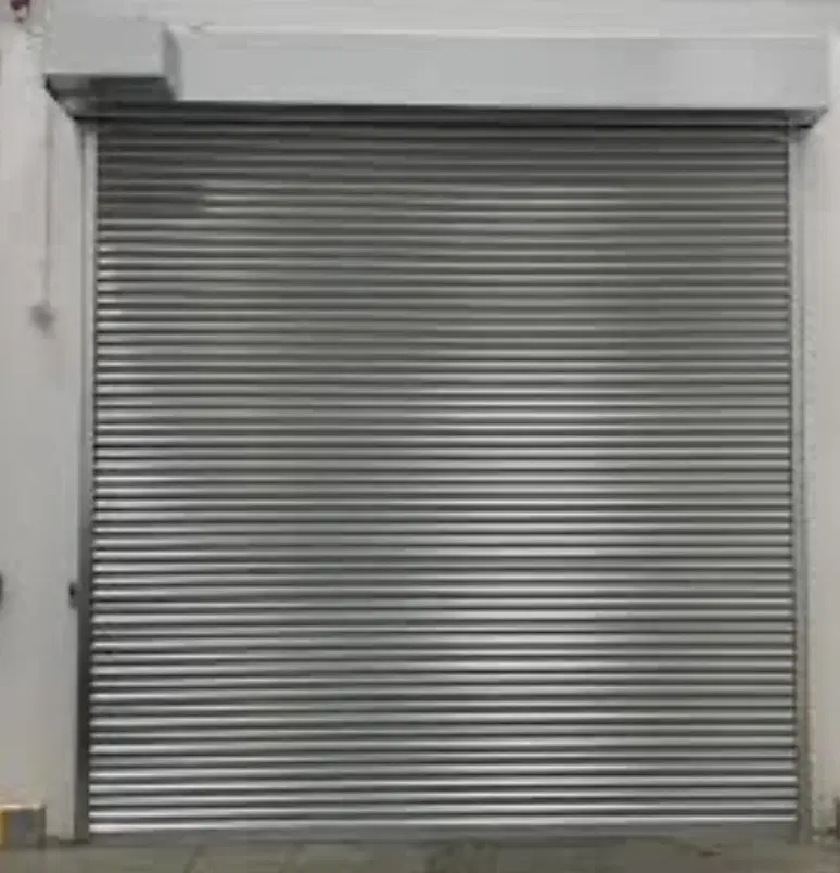 مغازه تجاری بر خیابان