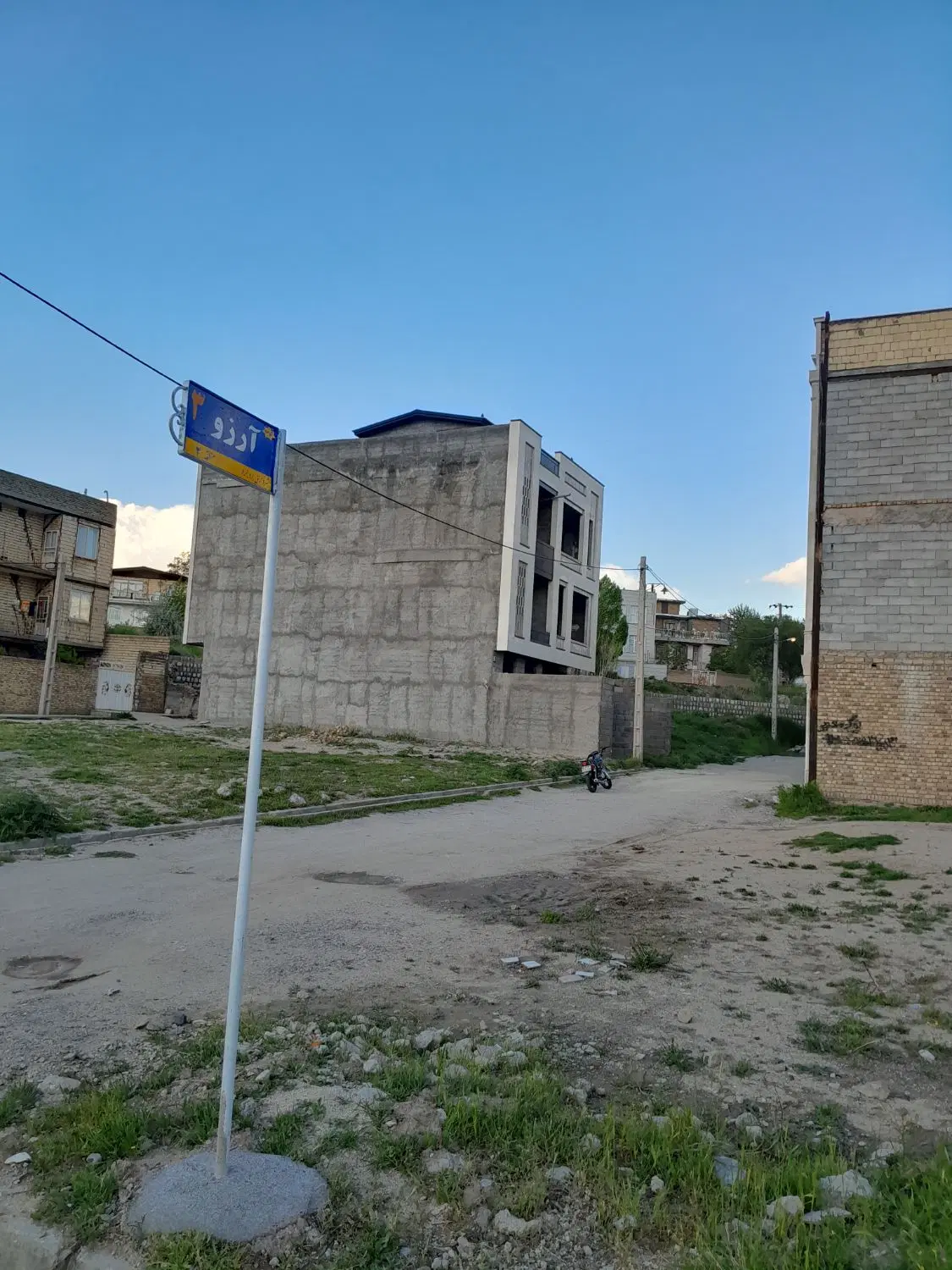 خانه نیمه کاره دو طبقه و پیلوت شهرک پردیس
