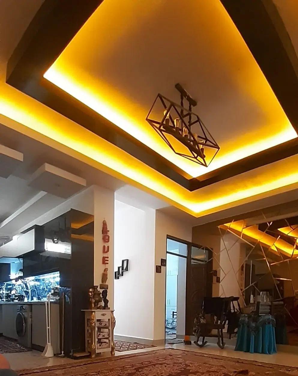 دوطبقه مسکونی و یک باب تجاری بر دانش