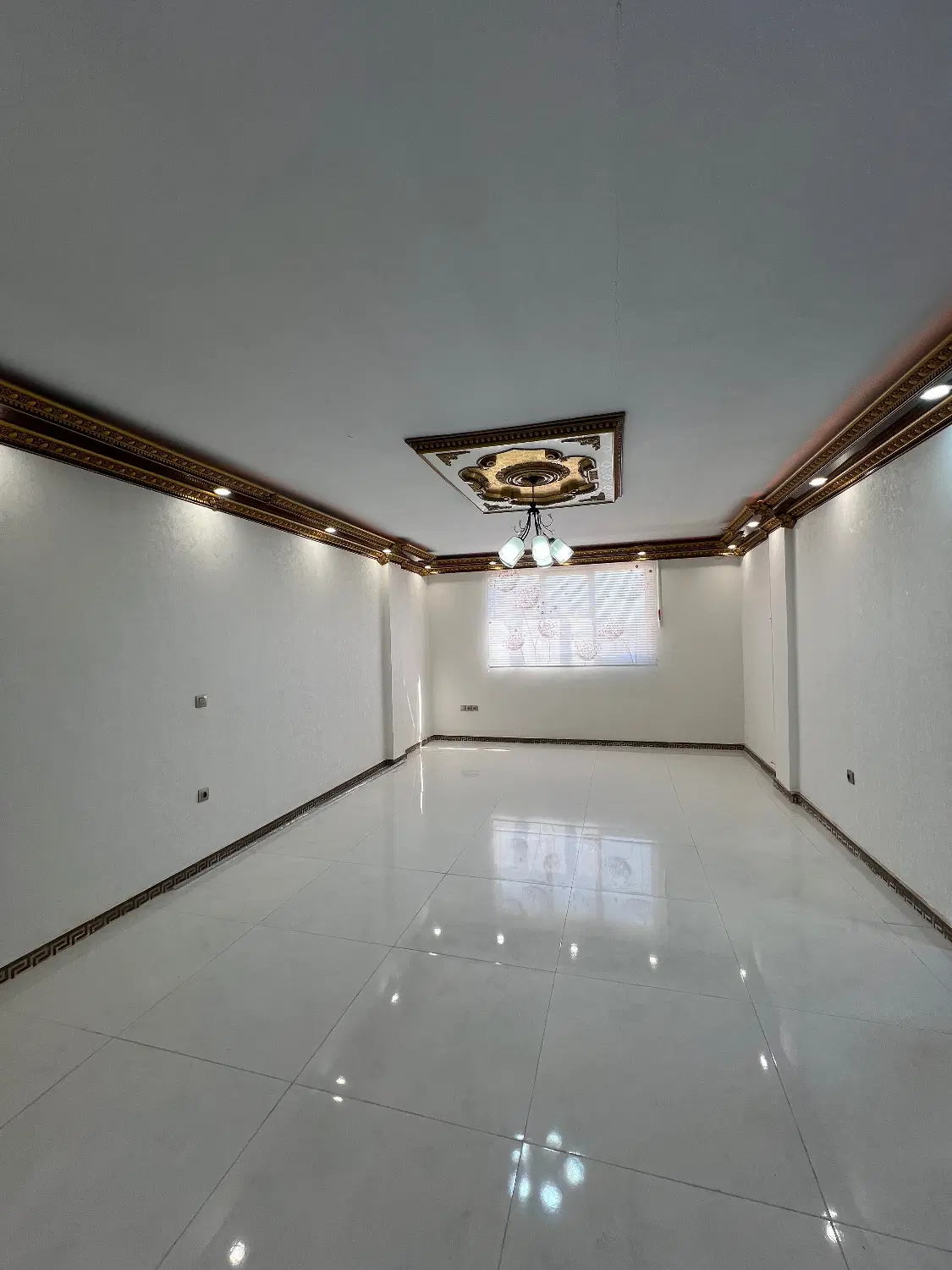 ۷۲مترروبنما_پارکینگ مسقف_دوخواب_مالک هستم