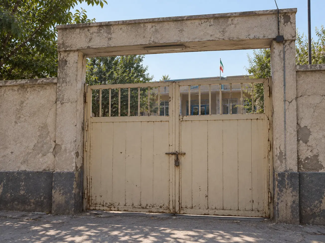 خانه ۳۶۵ متر با دو حیاط شش اتاق دو سرویس