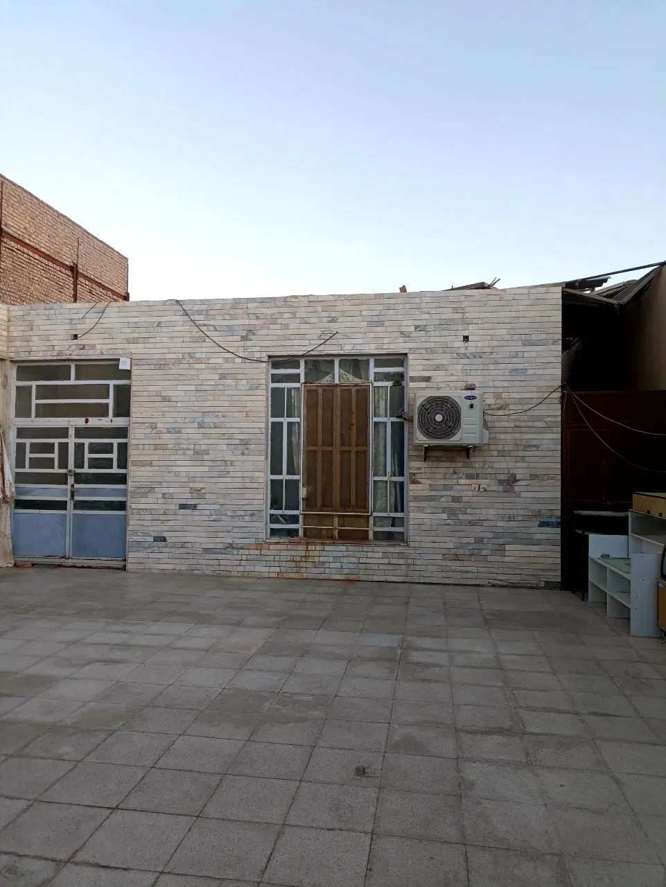 ویلایی حاشیه خیابان زال بازسازی شده با مغازه