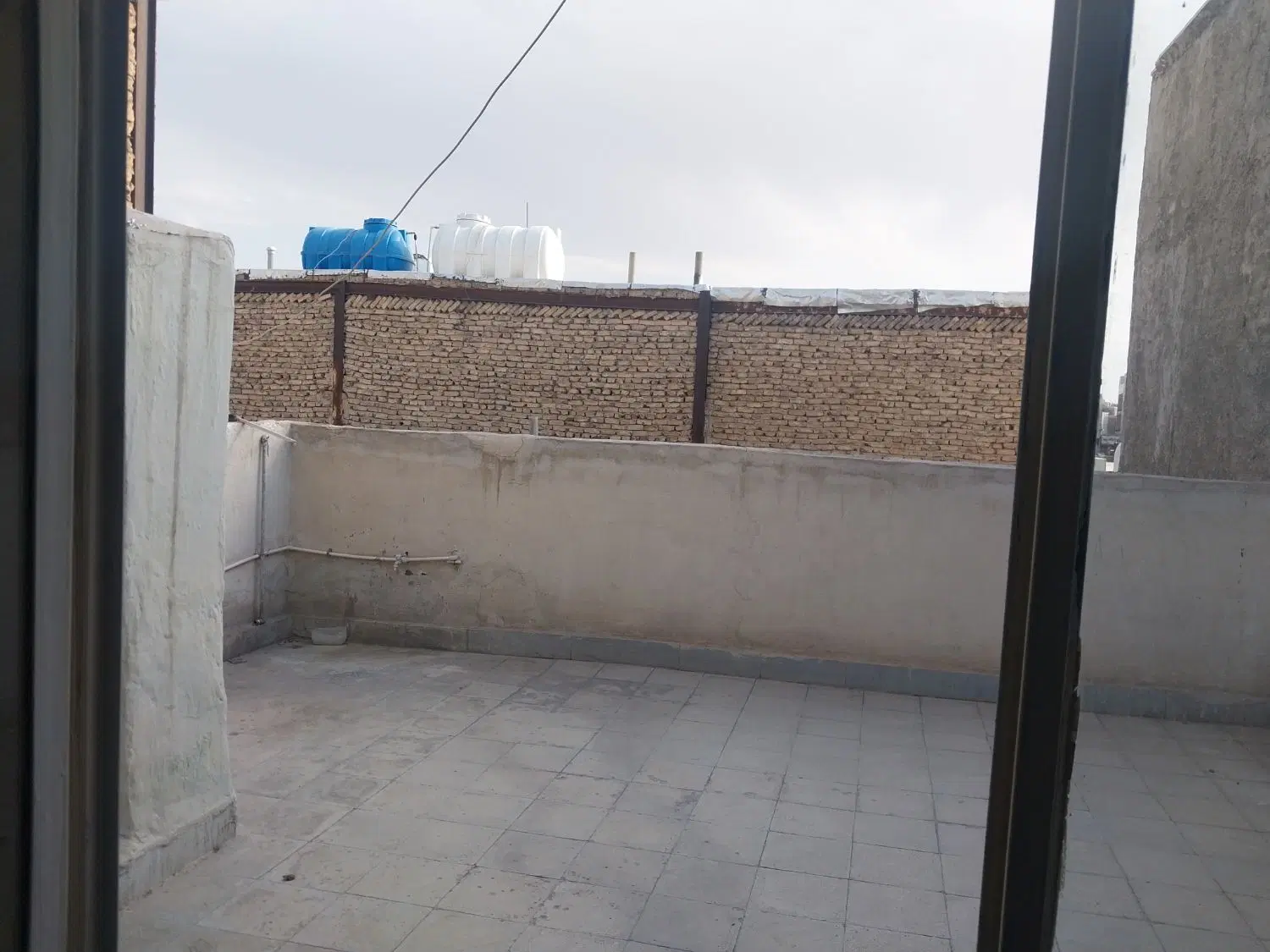 طبقه سوم دارای اتاق خواب و حیاط ۳۰ متری