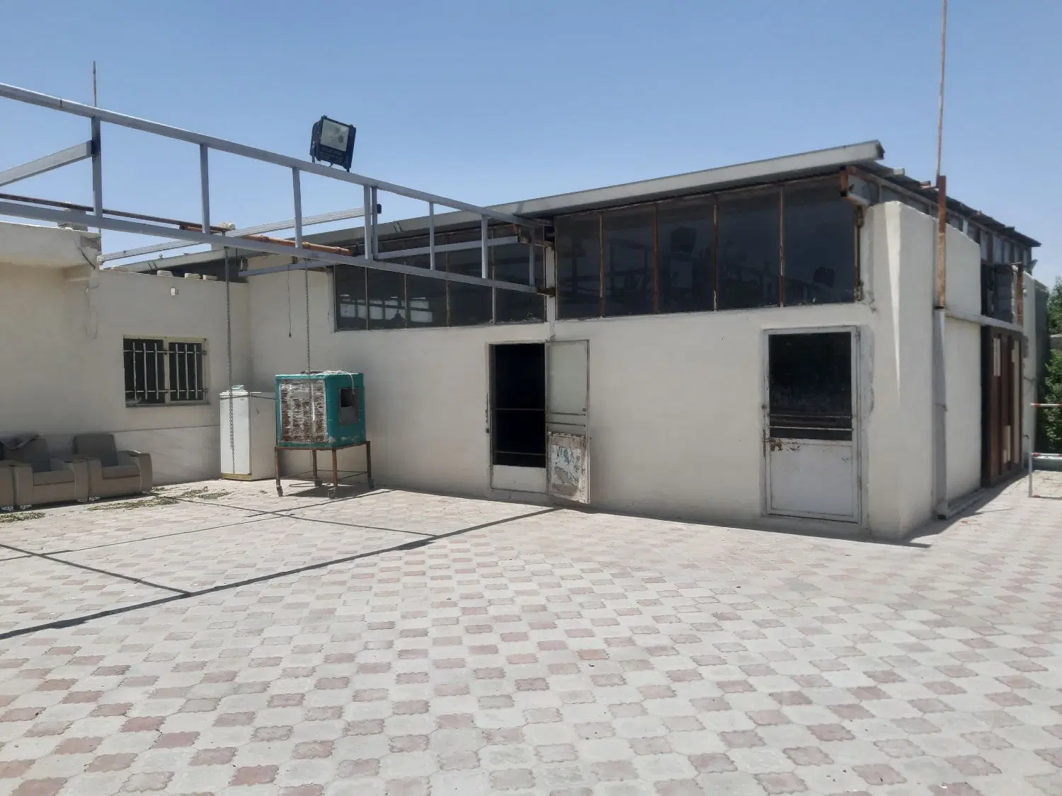 فروش ۳۰۰۰متر زمین با ۲۰۰ متر سوله با برق سه فاز