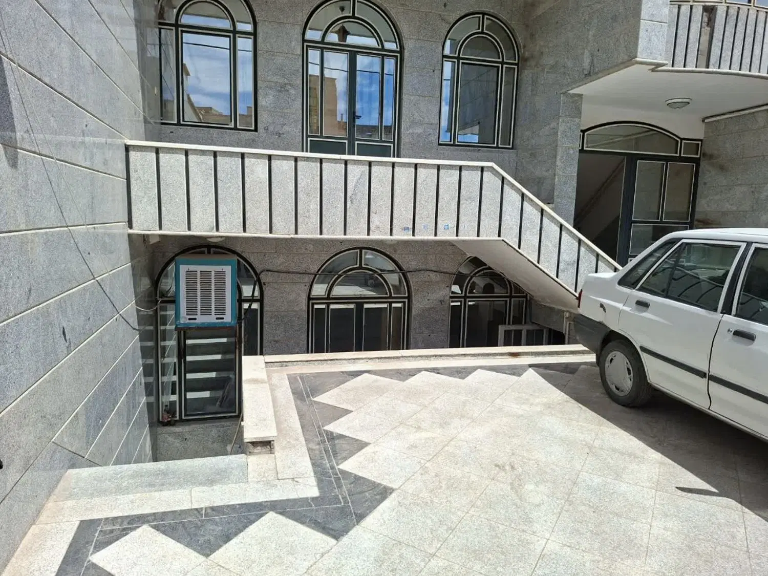 سوئیت حدودا 40،متری زیر همکف