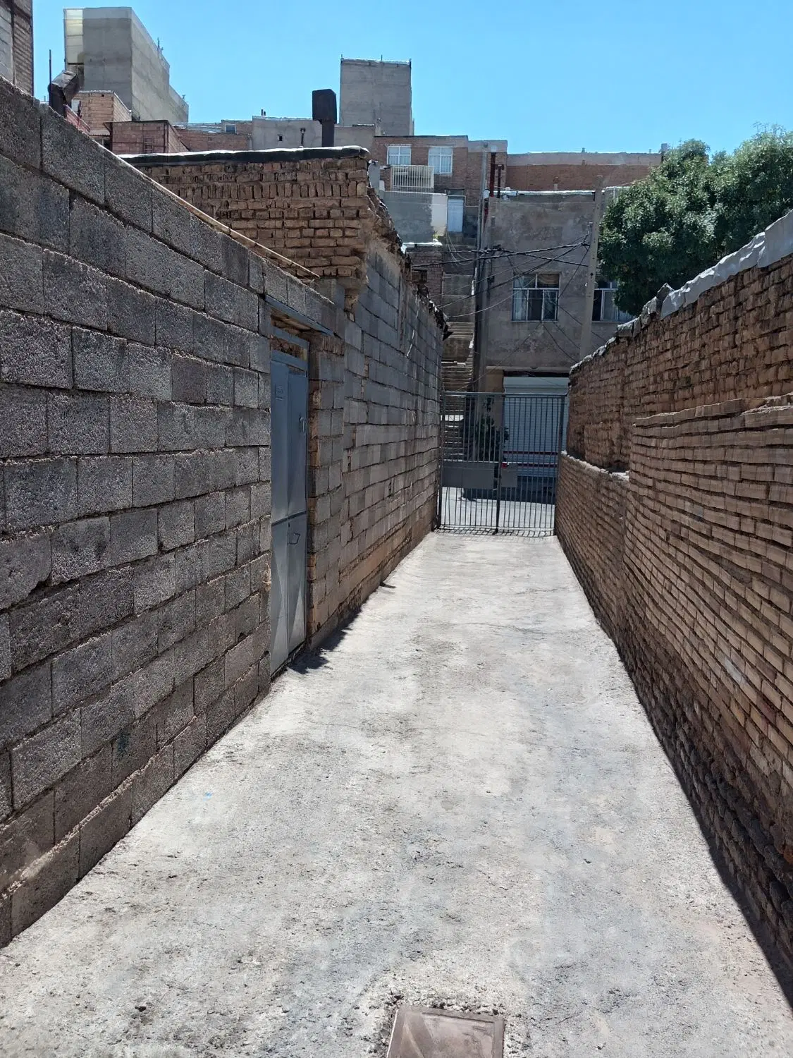 حیاط در عباسی احمد آباد