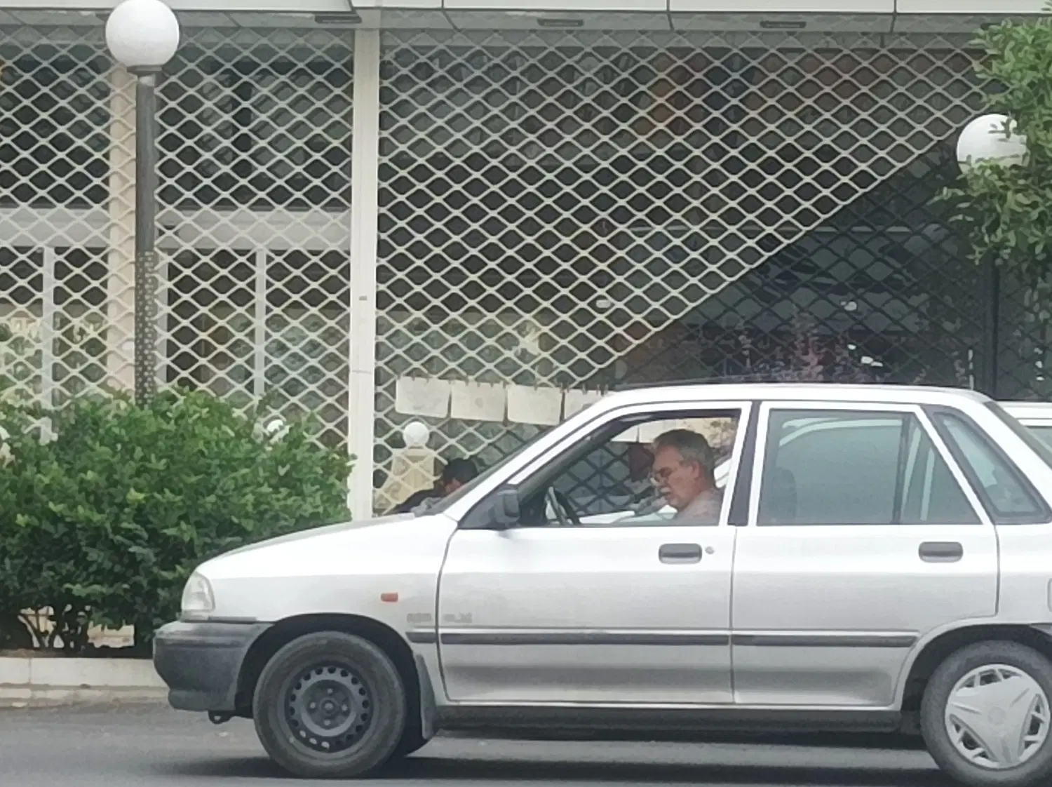 اجاره مغازه150متری میدان طالقانی ابتدای خ ساری