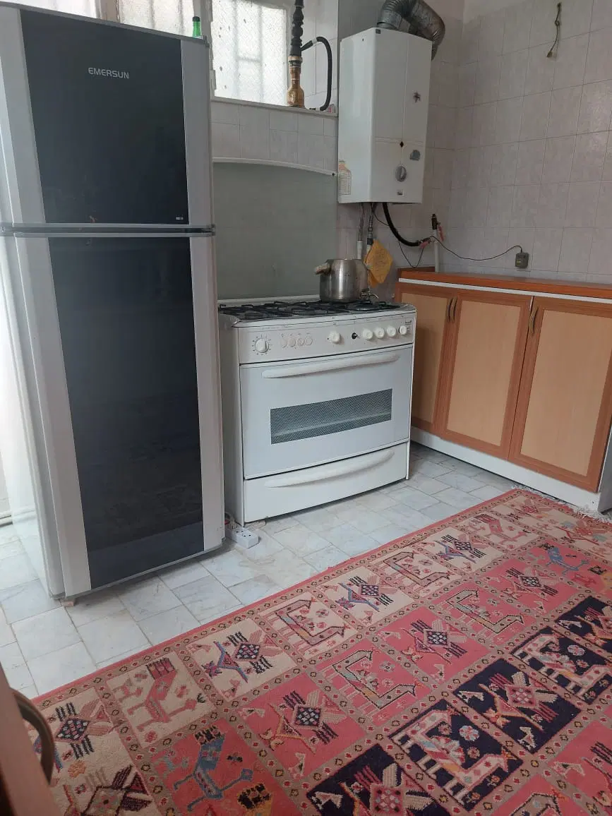 حیاطی زیبا با باغچه‌ای پر ازگل