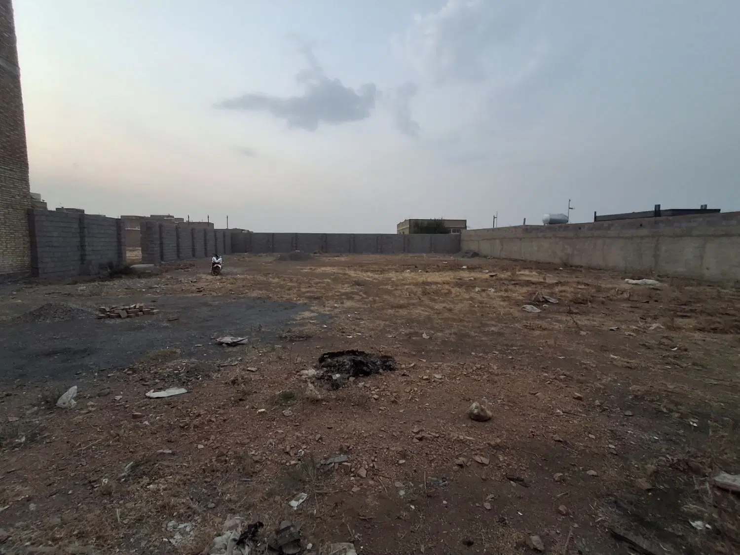 ۱۶۰۰ متر چهاردیواری گاراژ انباری جاده کرمانشاه
