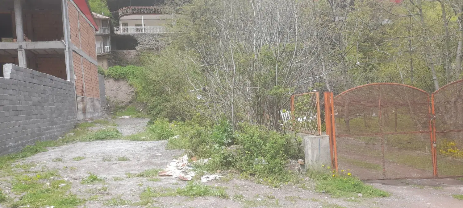 زمین ییلاقی در دل کوهستان و جنگل