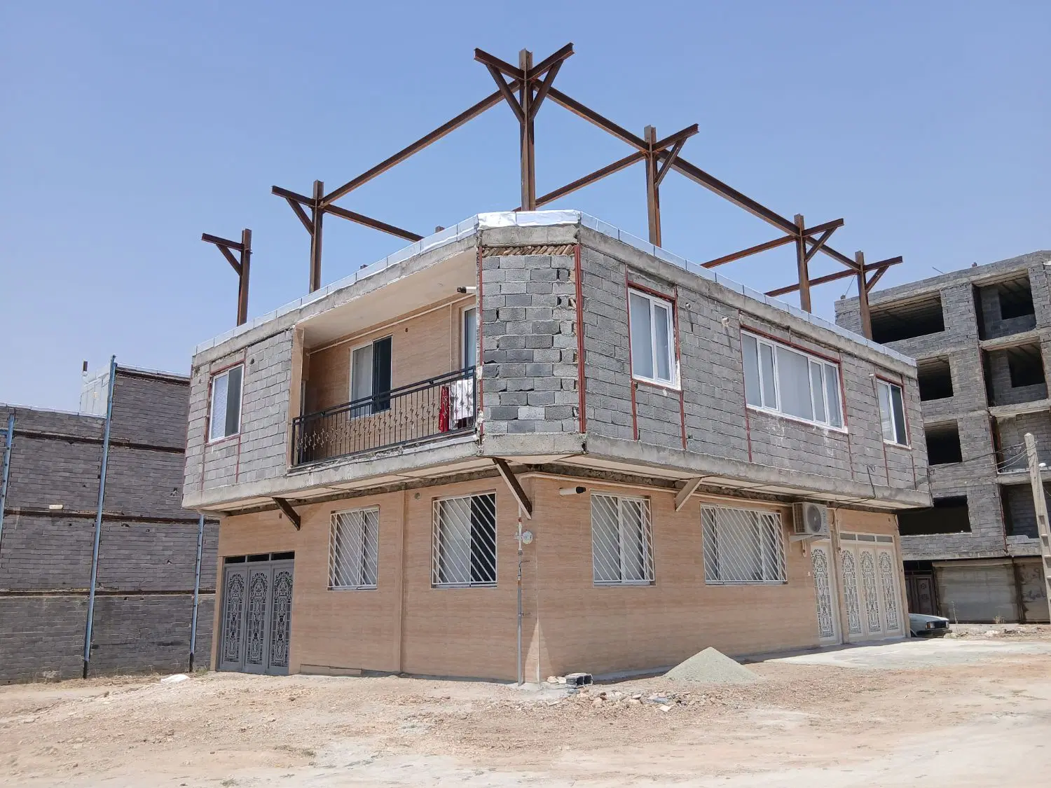 ۲طبقه نیمه کاره دونبش عبورمجزاآساوله روبه مسجدجامع