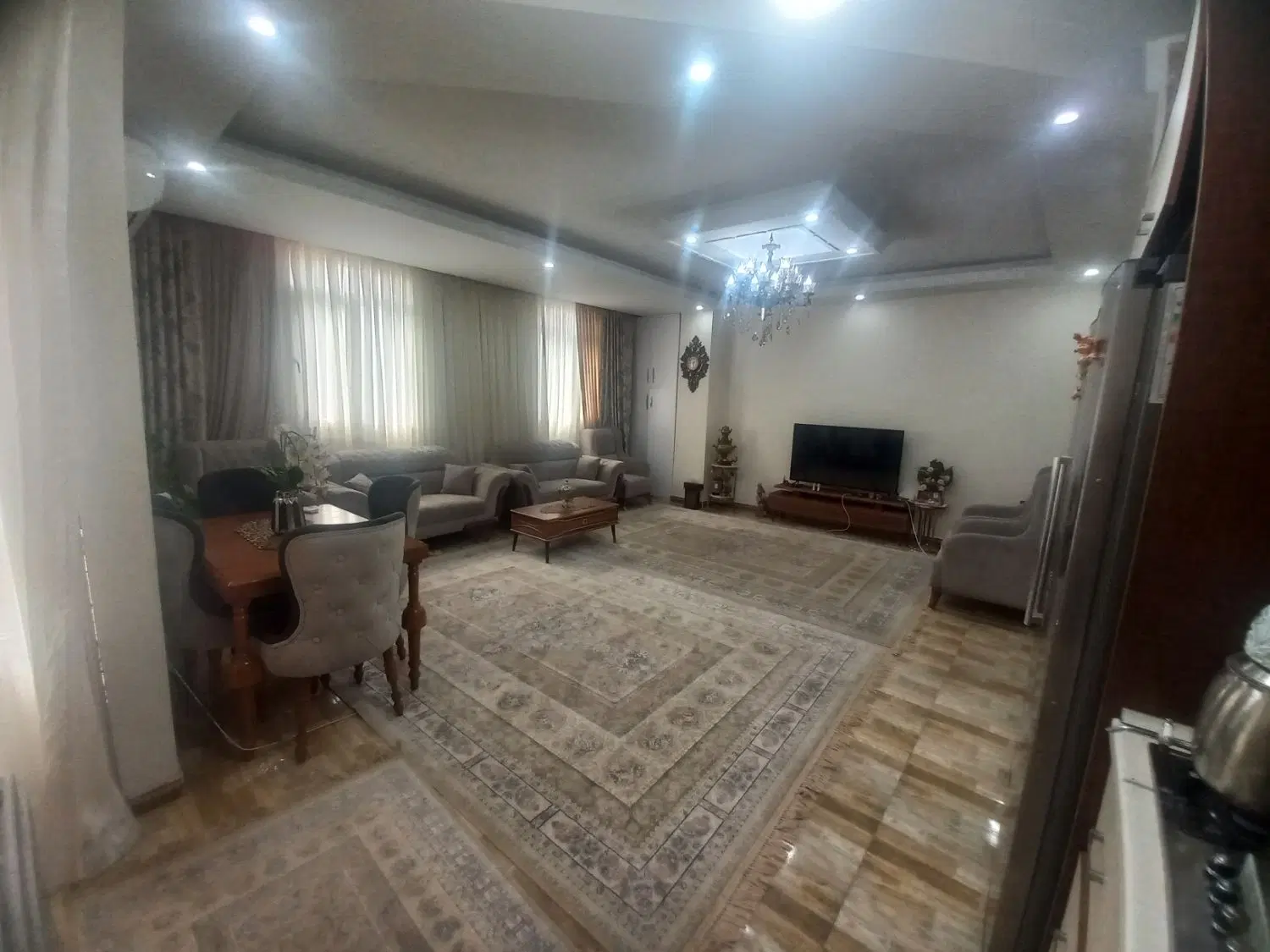فروشدیک واحد آپارتمان_ ۹۰ متراژ_ دارای آسانسور