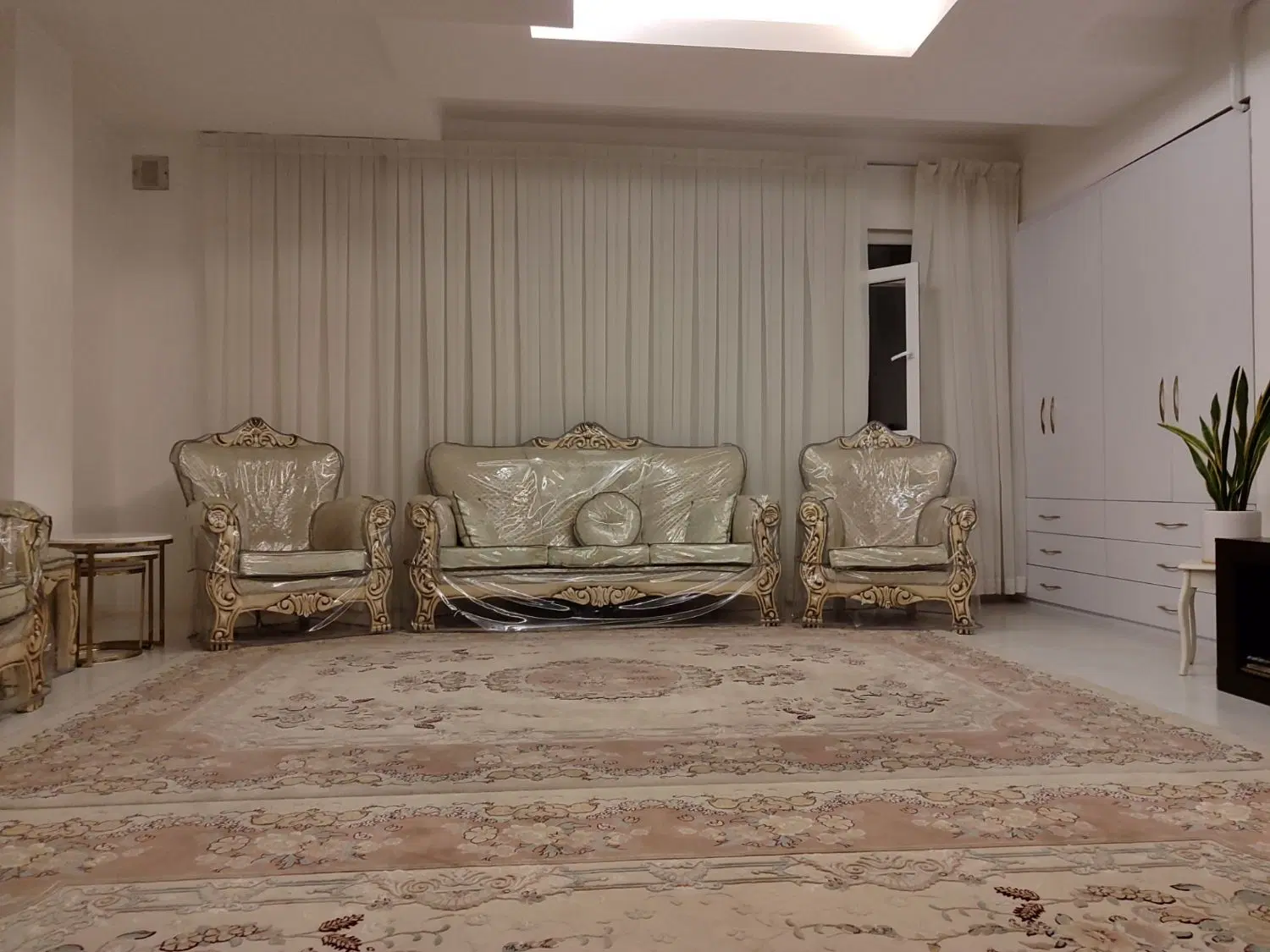 آپارتمان ۴واحدی طبقه دوم  روبه کوچه