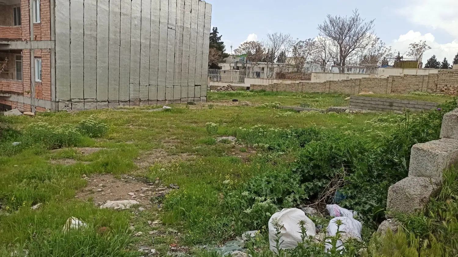 زمین ۵۵۰ متر بر زمین شمالی ۲۱.۳۰ جنوبی ۱۰ متر