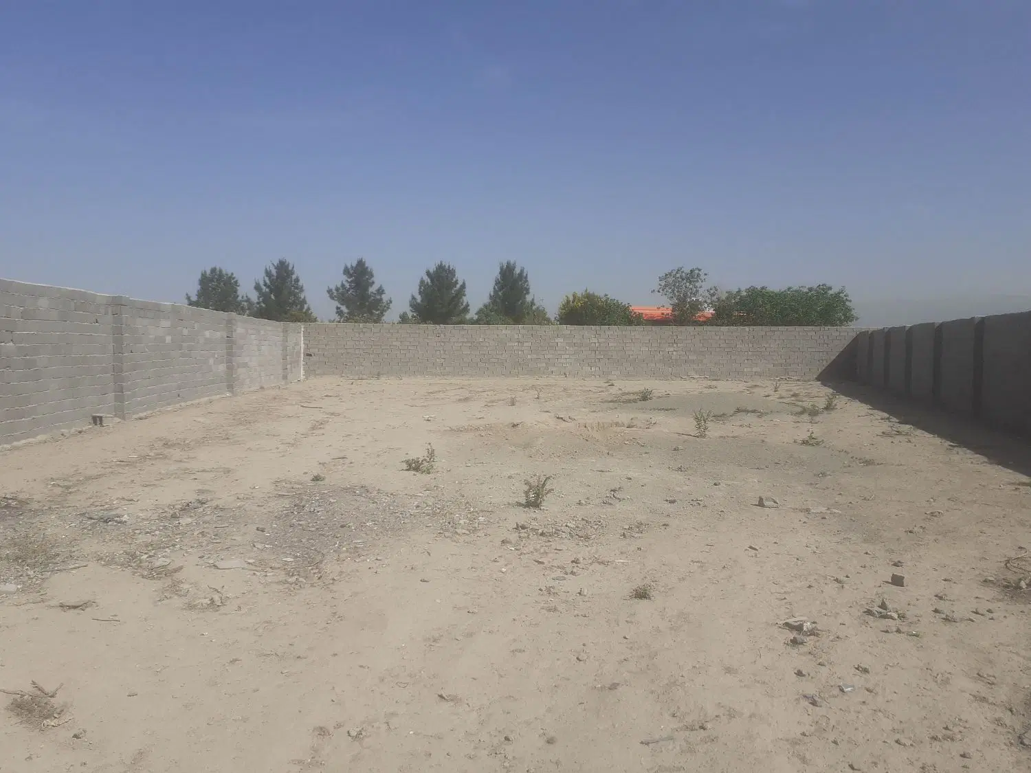 زمین چهار دیواری شده