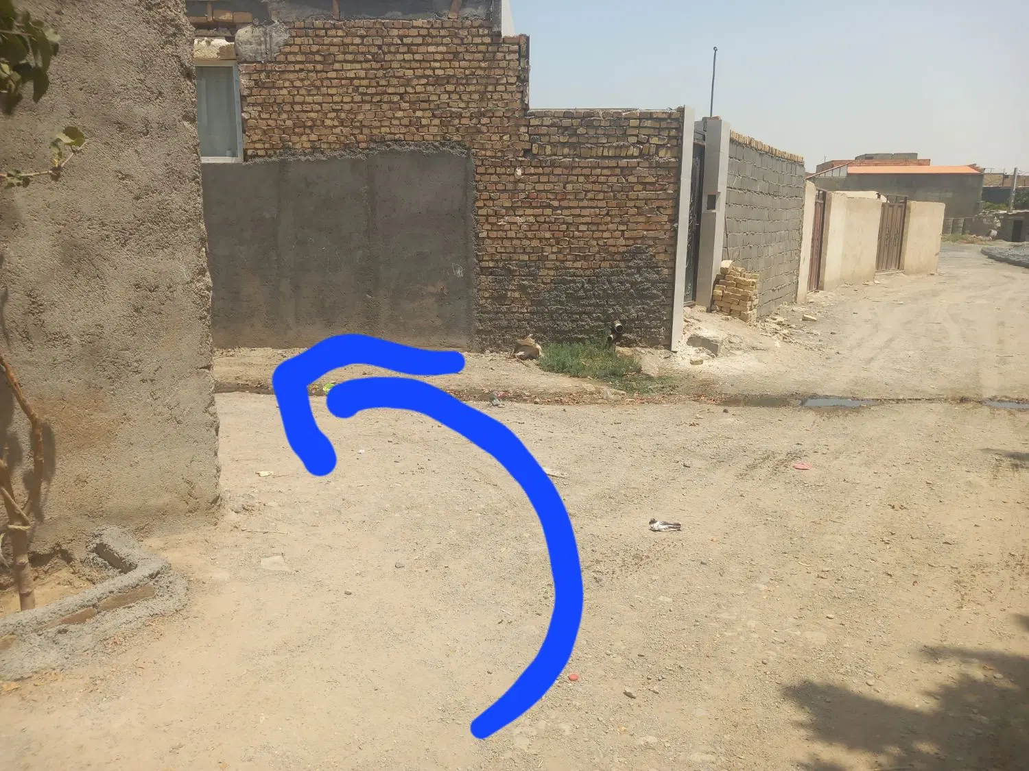 زمین به متراژ ۹۸ ) ۷ متر بر ۱۴ متر طول