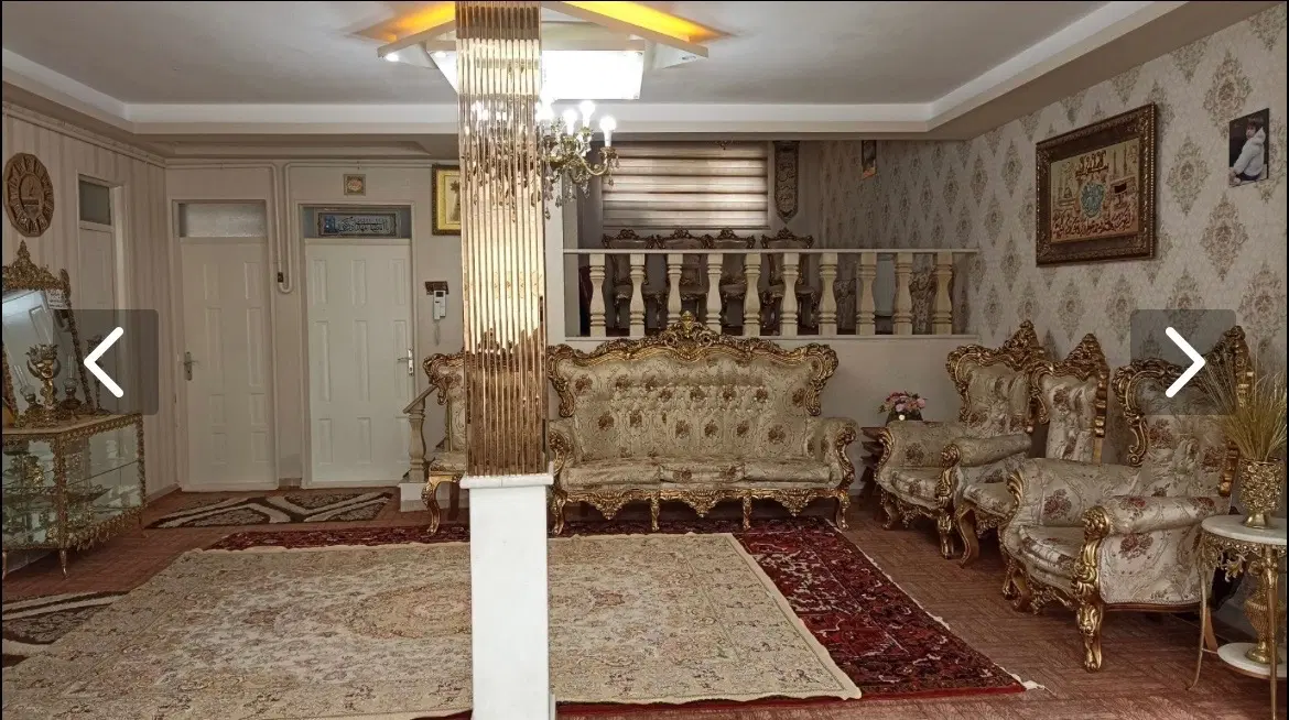 حیاط دو طبقه