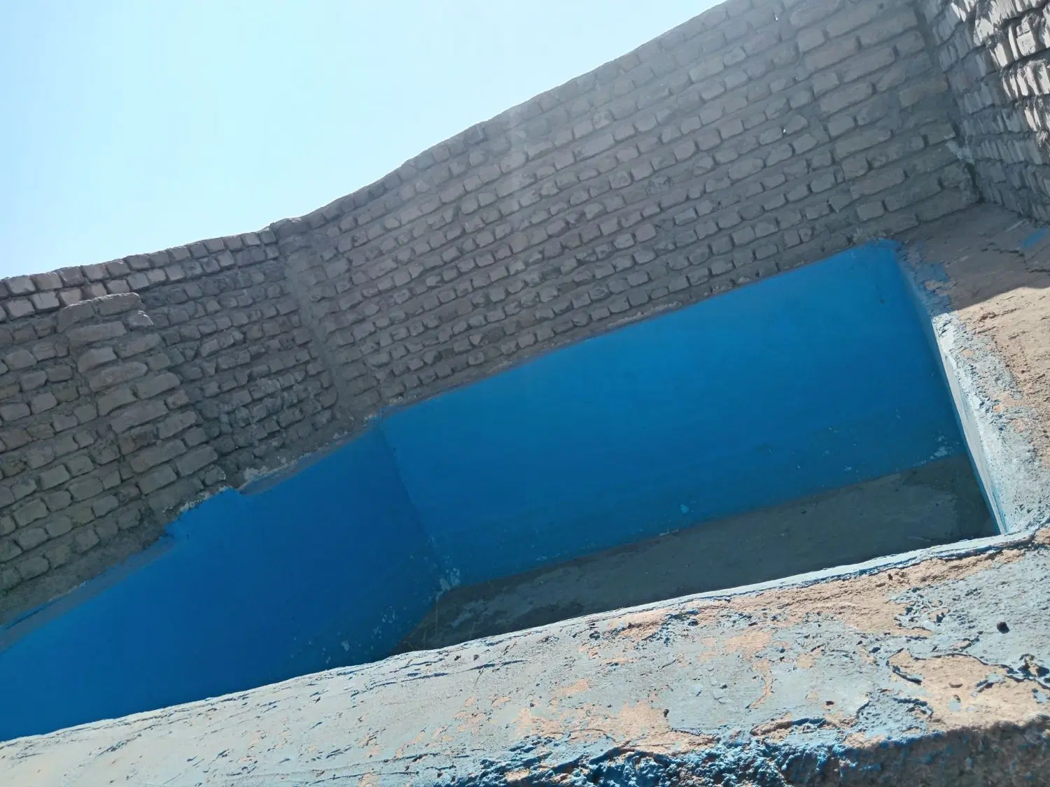 زمین دور دیوار