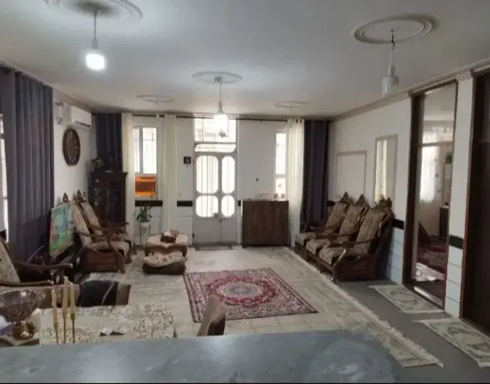 خانه ویلایی با دو دهنه مغازه در بروات