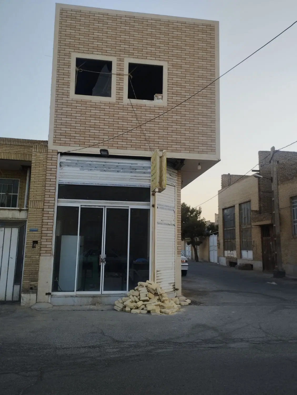 فروش یک باب مغازه و آپارتمان(نیمه ساز)