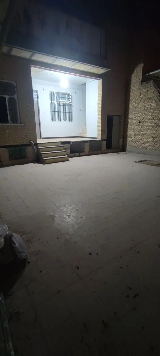 ۲۰۰ متر مسکونی خیابان پیروز