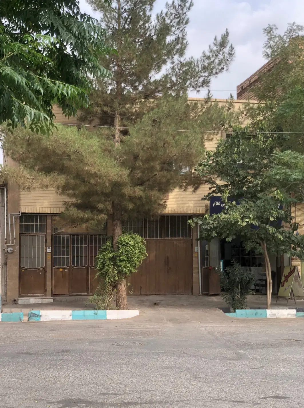 ۳۵۰ متر زمین دونبش_ویلایی۴خواب_۲مغازه_واحد‌تک‌خواب