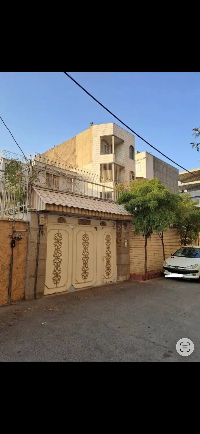 خانه مسکونی حیاط‌دار(۳ طبقه مجزا)
