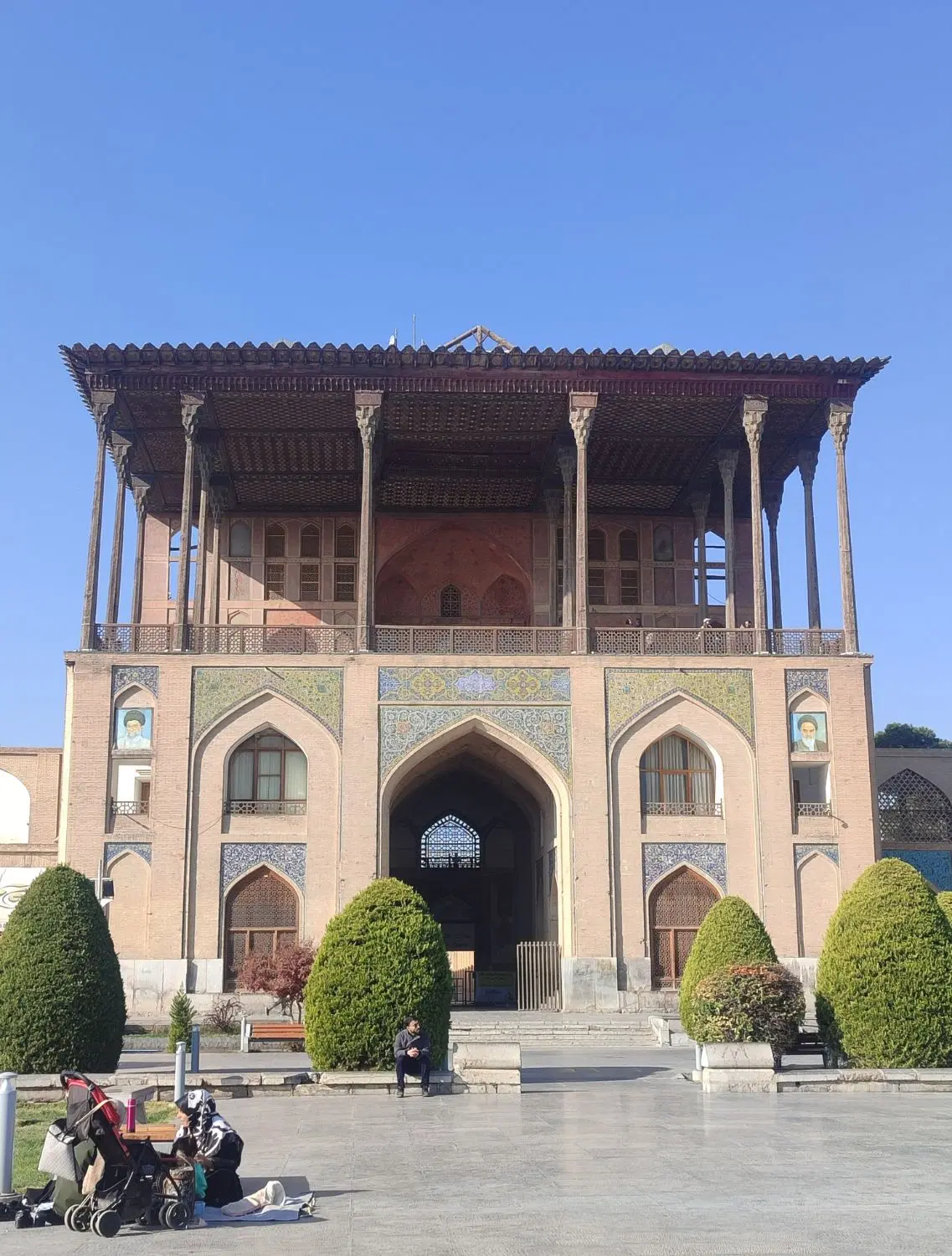 فروش تجاری 1400 متری در سی و سه پل اصفهان